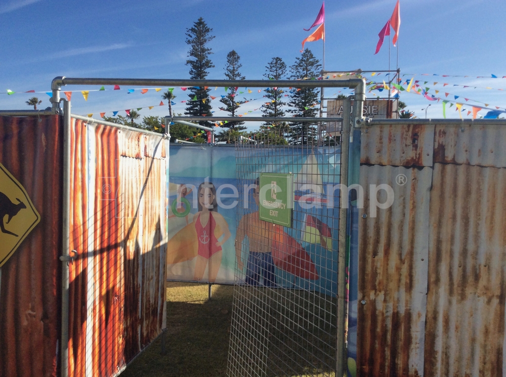 A detailed view of key clamp fittings from Interclamp connecting the tubes of a maze designed for Australia Day festivities, ensuring a secure and stable structure.